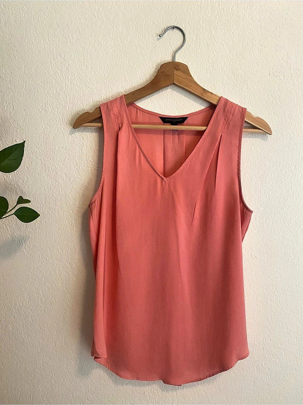 Banana Republic Sleeveless V-Neck Blouse in Coral Size XS Like New